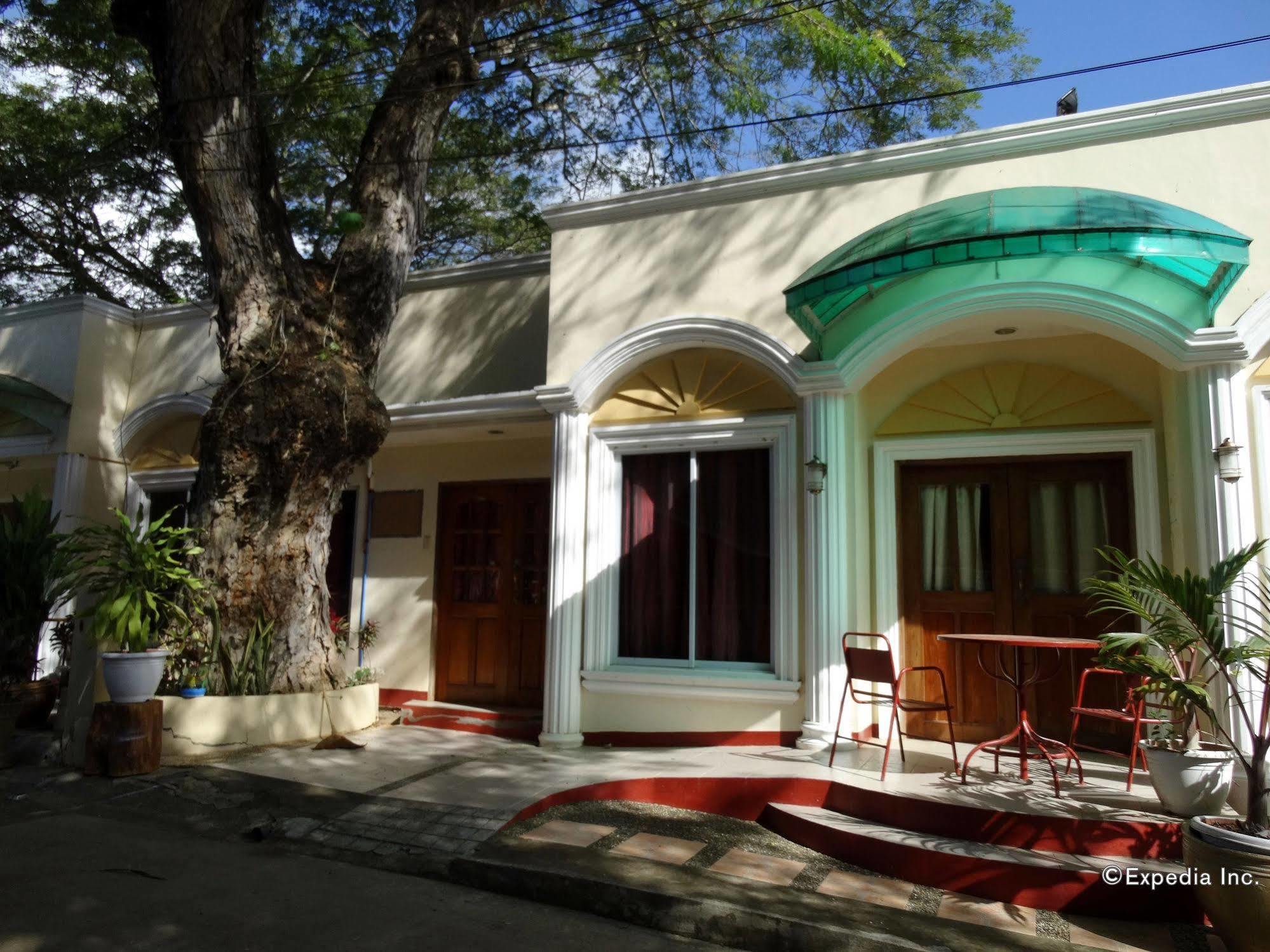 D'Lucky Garden Inn & Suites Tiniguiban Esterno foto